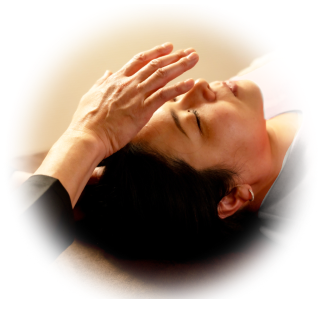 眠る女性